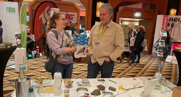 Hanspeter Mußler im Gespräch mit Besucherin