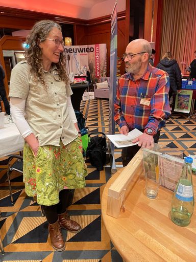 Gerd Thelen fachsimpelt mit Kollegin